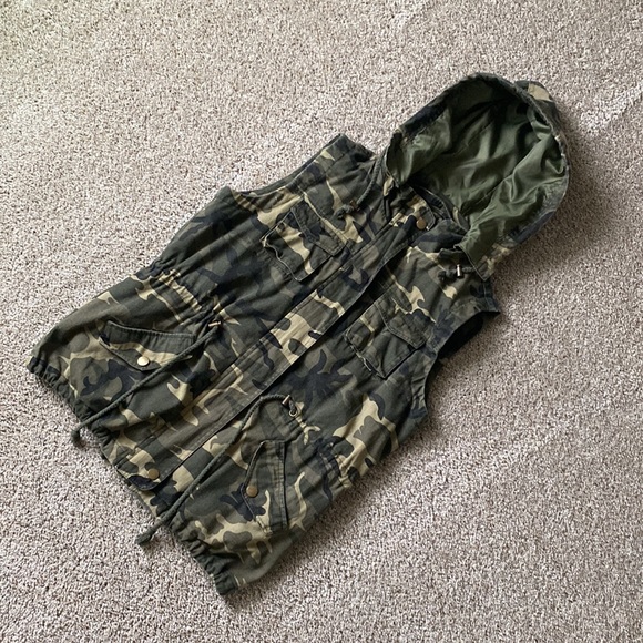 Fashionomics Camo Denim Utility Vest - Picture 4 of 15